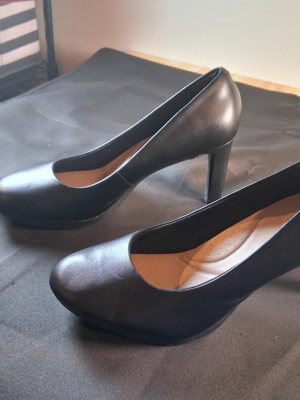 Clarks Black Leather Women's Rounded-Toe Pumps - Picture 3 of 13